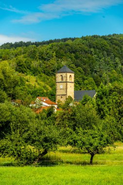 Eisenach yakınlarındaki Hrschel 'den Eschwege-Thuringia-Almanya' ya Werratal Bisiklet Yolu 'nun bir bölümünde bisikletle seyahat etmek.