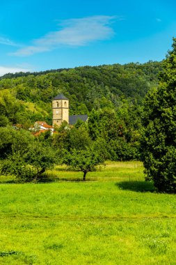 Eisenach yakınlarındaki Hrschel 'den Eschwege-Thuringia-Almanya' ya Werratal Bisiklet Yolu 'nun bir bölümünde bisikletle seyahat etmek.