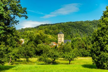Eisenach yakınlarındaki Hrschel 'den Eschwege-Thuringia-Almanya' ya Werratal Bisiklet Yolu 'nun bir bölümünde bisikletle seyahat etmek.