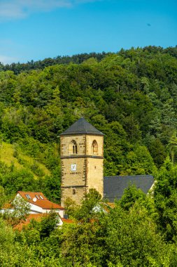 Eisenach yakınlarındaki Hrschel 'den Eschwege-Thuringia-Almanya' ya Werratal Bisiklet Yolu 'nun bir bölümünde bisikletle seyahat etmek.