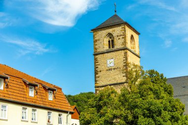 Eisenach yakınlarındaki Hrschel 'den Eschwege-Thuringia-Almanya' ya Werratal Bisiklet Yolu 'nun bir bölümünde bisikletle seyahat etmek.