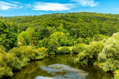 Eisenach yakınlarındaki Hrschel 'den Eschwege-Thuringia-Almanya' ya Werratal Bisiklet Yolu 'nun bir bölümünde bisikletle seyahat etmek.