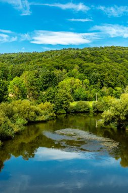 Eisenach yakınlarındaki Hrschel 'den Eschwege-Thuringia-Almanya' ya Werratal Bisiklet Yolu 'nun bir bölümünde bisikletle seyahat etmek.