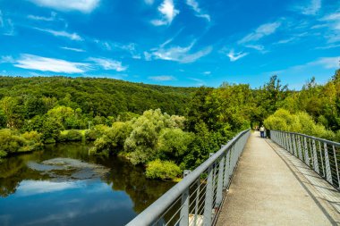 Eisenach yakınlarındaki Hrschel 'den Eschwege-Thuringia-Almanya' ya Werratal Bisiklet Yolu 'nun bir bölümünde bisikletle seyahat etmek.