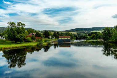 Eisenach yakınlarındaki Hrschel 'den Eschwege-Thuringia-Almanya' ya Werratal Bisiklet Yolu 'nun bir bölümünde bisikletle seyahat etmek.