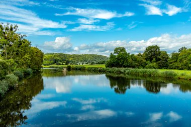 Eisenach yakınlarındaki Hrschel 'den Eschwege-Thuringia-Almanya' ya Werratal Bisiklet Yolu 'nun bir bölümünde bisikletle seyahat etmek.