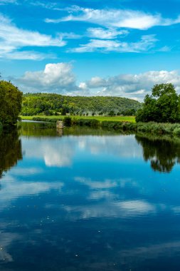 Eisenach yakınlarındaki Hrschel 'den Eschwege-Thuringia-Almanya' ya Werratal Bisiklet Yolu 'nun bir bölümünde bisikletle seyahat etmek.