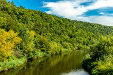 Eisenach yakınlarındaki Hrschel 'den Eschwege-Thuringia-Almanya' ya Werratal Bisiklet Yolu 'nun bir bölümünde bisikletle seyahat etmek.