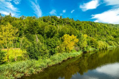 Eisenach yakınlarındaki Hrschel 'den Eschwege-Thuringia-Almanya' ya Werratal Bisiklet Yolu 'nun bir bölümünde bisikletle seyahat etmek.