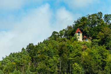 Eisenach yakınlarındaki Hrschel 'den Eschwege-Thuringia-Almanya' ya Werratal Bisiklet Yolu 'nun bir bölümünde bisikletle seyahat etmek.