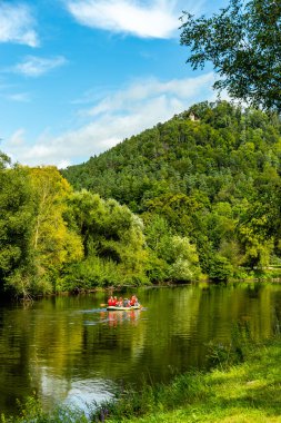 Eisenach yakınlarındaki Hrschel 'den Eschwege-Thuringia-Almanya' ya Werratal Bisiklet Yolu 'nun bir bölümünde bisikletle seyahat etmek.