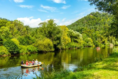 Eisenach yakınlarındaki Hrschel 'den Eschwege-Thuringia-Almanya' ya Werratal Bisiklet Yolu 'nun bir bölümünde bisikletle seyahat etmek.