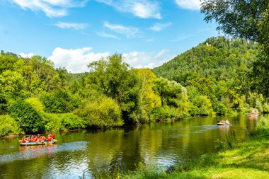 Eisenach yakınlarındaki Hrschel 'den Eschwege-Thuringia-Almanya' ya Werratal Bisiklet Yolu 'nun bir bölümünde bisikletle seyahat etmek.