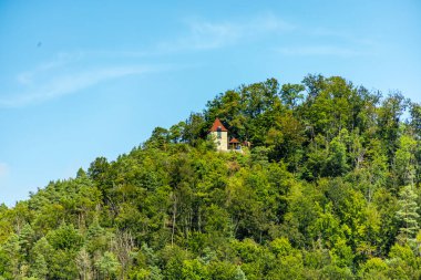 Eisenach yakınlarındaki Hrschel 'den Eschwege-Thuringia-Almanya' ya Werratal Bisiklet Yolu 'nun bir bölümünde bisikletle seyahat etmek.