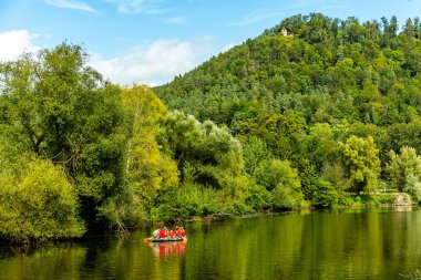 Eisenach yakınlarındaki Hrschel 'den Eschwege-Thuringia-Almanya' ya Werratal Bisiklet Yolu 'nun bir bölümünde bisikletle seyahat etmek.