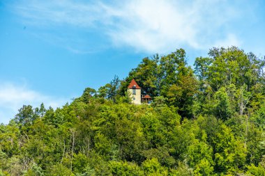 Eisenach yakınlarındaki Hrschel 'den Eschwege-Thuringia-Almanya' ya Werratal Bisiklet Yolu 'nun bir bölümünde bisikletle seyahat etmek.