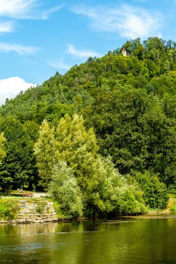 Eisenach yakınlarındaki Hrschel 'den Eschwege-Thuringia-Almanya' ya Werratal Bisiklet Yolu 'nun bir bölümünde bisikletle seyahat etmek.