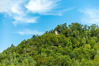 Eisenach yakınlarındaki Hrschel 'den Eschwege-Thuringia-Almanya' ya Werratal Bisiklet Yolu 'nun bir bölümünde bisikletle seyahat etmek.