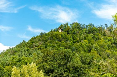 Eisenach yakınlarındaki Hrschel 'den Eschwege-Thuringia-Almanya' ya Werratal Bisiklet Yolu 'nun bir bölümünde bisikletle seyahat etmek.