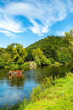 Eisenach yakınlarındaki Hrschel 'den Eschwege-Thuringia-Almanya' ya Werratal Bisiklet Yolu 'nun bir bölümünde bisikletle seyahat etmek.