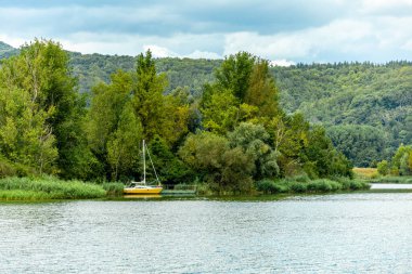 Eisenach yakınlarındaki Hrschel 'den Eschwege-Thuringia-Almanya' ya Werratal Bisiklet Yolu 'nun bir bölümünde bisikletle seyahat etmek.