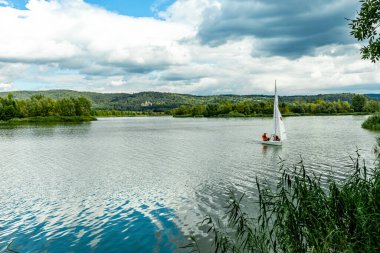 Eisenach yakınlarındaki Hrschel 'den Eschwege-Thuringia-Almanya' ya Werratal Bisiklet Yolu 'nun bir bölümünde bisikletle seyahat etmek.