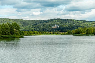Eisenach yakınlarındaki Hrschel 'den Eschwege-Thuringia-Almanya' ya Werratal Bisiklet Yolu 'nun bir bölümünde bisikletle seyahat etmek.
