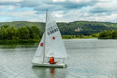 Eisenach yakınlarındaki Hrschel 'den Eschwege-Thuringia-Almanya' ya Werratal Bisiklet Yolu 'nun bir bölümünde bisikletle seyahat etmek.