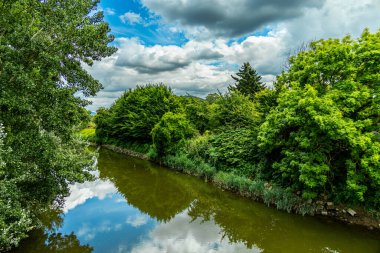 Eisenach yakınlarındaki Hrschel 'den Eschwege-Thuringia-Almanya' ya Werratal Bisiklet Yolu 'nun bir bölümünde bisikletle seyahat etmek.