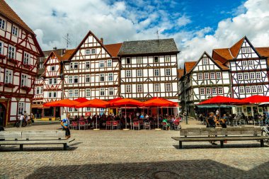 Eisenach yakınlarındaki Hrschel 'den Eschwege-Thuringia-Almanya' ya Werratal Bisiklet Yolu 'nun bir bölümünde bisikletle seyahat etmek.