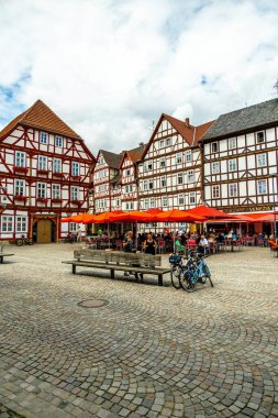 Eisenach yakınlarındaki Hrschel 'den Eschwege-Thuringia-Almanya' ya Werratal Bisiklet Yolu 'nun bir bölümünde bisikletle seyahat etmek.