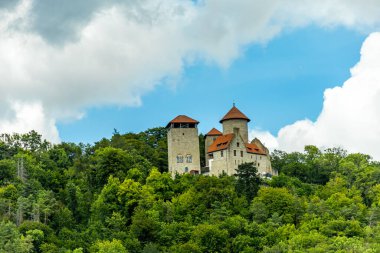 Eisenach yakınlarındaki Hrschel 'den Eschwege-Thuringia-Almanya' ya Werratal Bisiklet Yolu 'nun bir bölümünde bisikletle seyahat etmek.