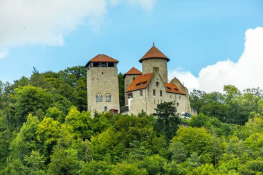 Eisenach yakınlarındaki Hrschel 'den Eschwege-Thuringia-Almanya' ya Werratal Bisiklet Yolu 'nun bir bölümünde bisikletle seyahat etmek.