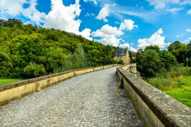 Eisenach yakınlarındaki Hrschel 'den Eschwege-Thuringia-Almanya' ya Werratal Bisiklet Yolu 'nun bir bölümünde bisikletle seyahat etmek.