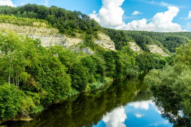 Eisenach yakınlarındaki Hrschel 'den Eschwege-Thuringia-Almanya' ya Werratal Bisiklet Yolu 'nun bir bölümünde bisikletle seyahat etmek.