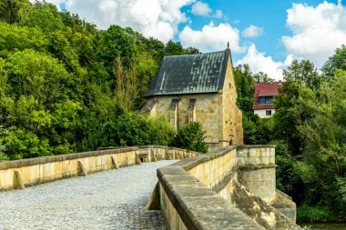 Eisenach yakınlarındaki Hrschel 'den Eschwege-Thuringia-Almanya' ya Werratal Bisiklet Yolu 'nun bir bölümünde bisikletle seyahat etmek.
