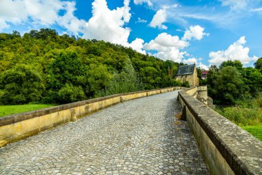 Eisenach yakınlarındaki Hrschel 'den Eschwege-Thuringia-Almanya' ya Werratal Bisiklet Yolu 'nun bir bölümünde bisikletle seyahat etmek.