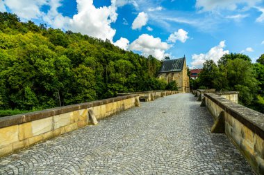 Eisenach yakınlarındaki Hrschel 'den Eschwege-Thuringia-Almanya' ya Werratal Bisiklet Yolu 'nun bir bölümünde bisikletle seyahat etmek.