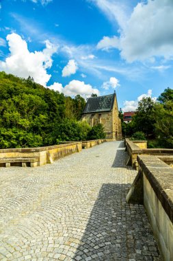 Eisenach yakınlarındaki Hrschel 'den Eschwege-Thuringia-Almanya' ya Werratal Bisiklet Yolu 'nun bir bölümünde bisikletle seyahat etmek.