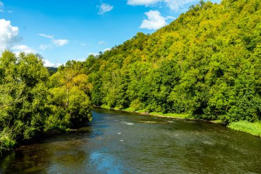 Eisenach yakınlarındaki Hrschel 'den Eschwege-Thuringia-Almanya' ya Werratal Bisiklet Yolu 'nun bir bölümünde bisikletle seyahat etmek.