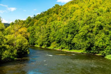 Eisenach yakınlarındaki Hrschel 'den Eschwege-Thuringia-Almanya' ya Werratal Bisiklet Yolu 'nun bir bölümünde bisikletle seyahat etmek.
