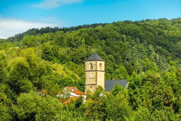 Eisenach yakınlarındaki Hrschel 'den Eschwege-Thuringia-Almanya' ya Werratal Bisiklet Yolu 'nun bir bölümünde bisikletle seyahat etmek.