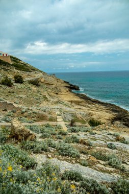 Talaia de Son Jaumell Dağı 'na yürüyün ve Cala Rajada şehrinin hemen dışındaki manzaraya bakın.