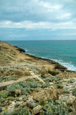 Talaia de Son Jaumell Dağı 'na yürüyün ve Cala Rajada şehrinin hemen dışındaki manzaraya bakın.