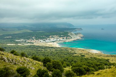 Talaia de Son Jaumell Dağı 'na yürüyün ve Cala Rajada şehrinin hemen dışındaki manzaraya bakın.