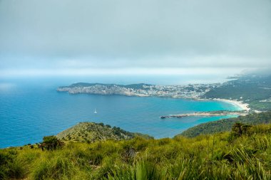 Talaia de Son Jaumell Dağı 'na yürüyün ve Cala Rajada şehrinin hemen dışındaki manzaraya bakın.