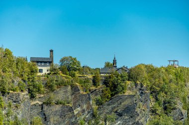 Lehesten am Rennsteig - Thüringen - Almanya yakınlarındaki güzel Thuringian Kayrak Parkı 'nda yaz sonu yürüyüşü