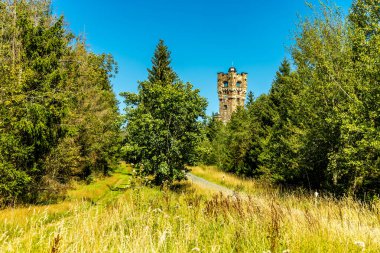 Lehesten am Rennsteig - Thüringen - Almanya yakınlarındaki güzel Thuringian Kayrak Parkı 'nda yaz sonu yürüyüşü