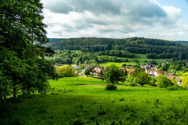 Breitungen - Thüringen yakınlarındaki Frankenberg şatosu ve Ple Berg çevresinde harika bir bahar yürüyüşü Almanya 'da bir harabe.