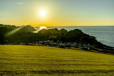 Watermouth yakınlarındaki Kuzey Devon sahilinde fantastik bir günbatımı - Birleşik Krallık